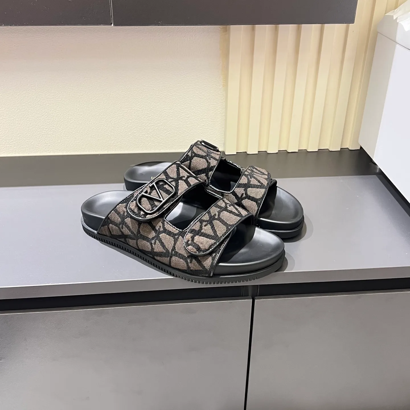 p300《VALENTINO》Warren Men🧍‍♂️Spring and Summer New Style. Cowhide logo flat slippers, elegant sandals, the same style worn by celebrities, original molding, imported calfskin. Rubber outsole. Soft and durable, full set of counter packaging, 38-44!